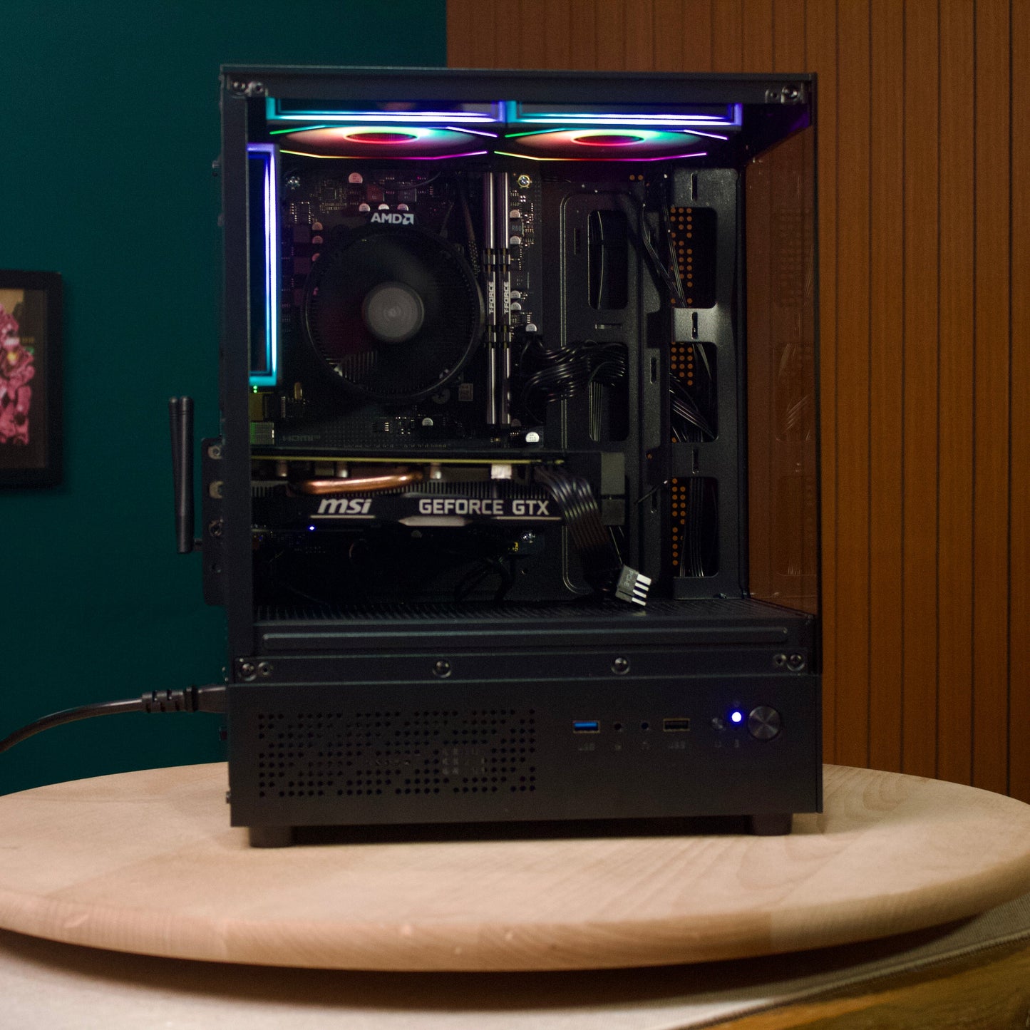 Destello Luz Upgrade black gaming PC, back three-quarter angle with RGB strip