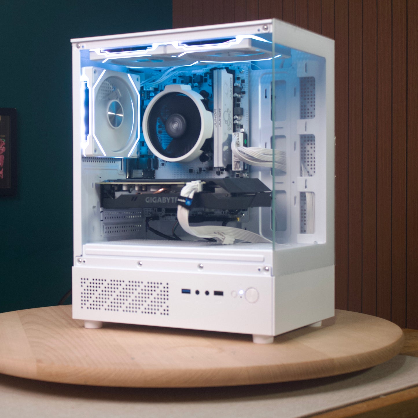 Destello Luz Upgrade white gaming PC, front-left view with blue and white RGB