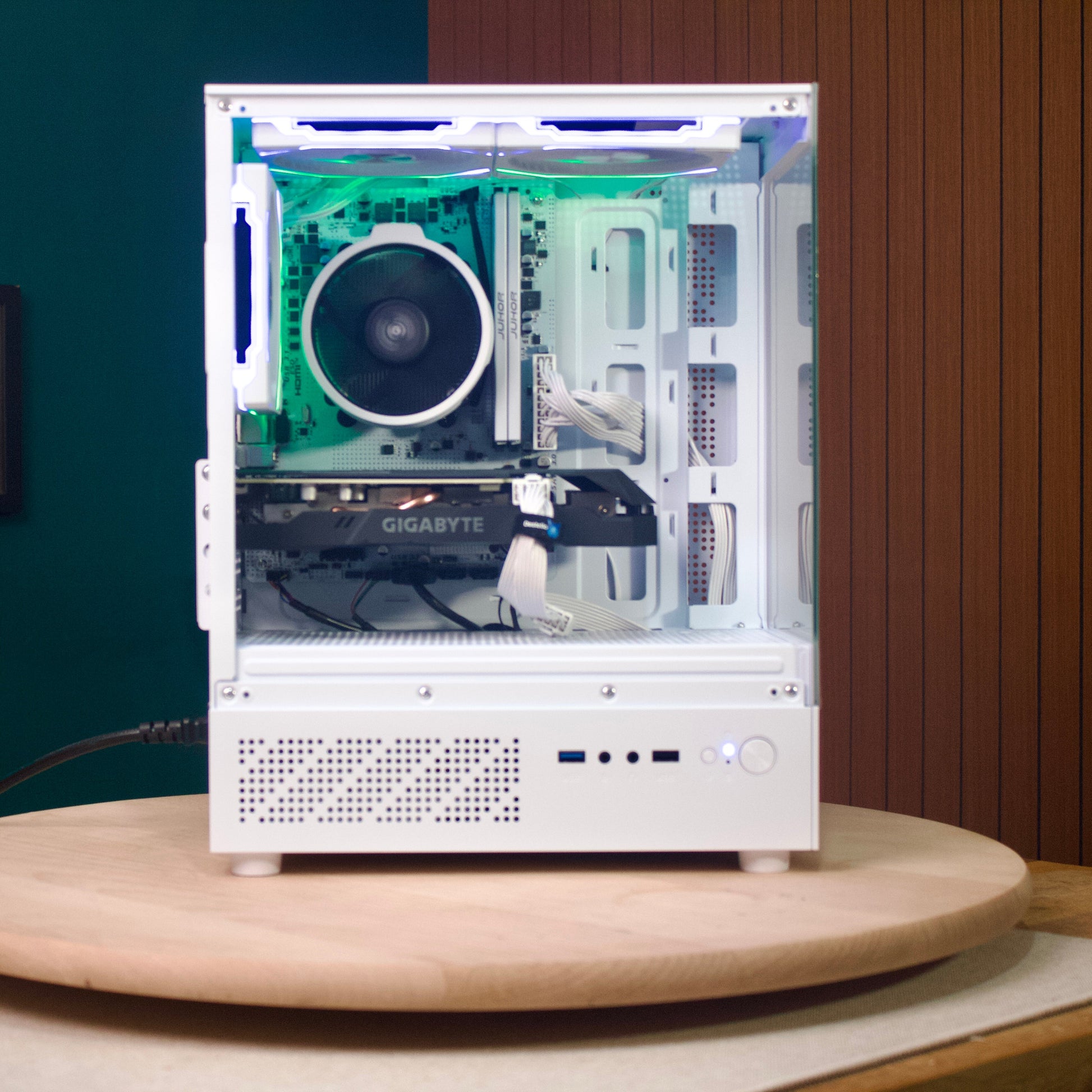 Destello Luz Upgrade white gaming PC, right-side angle with green RGB lighting